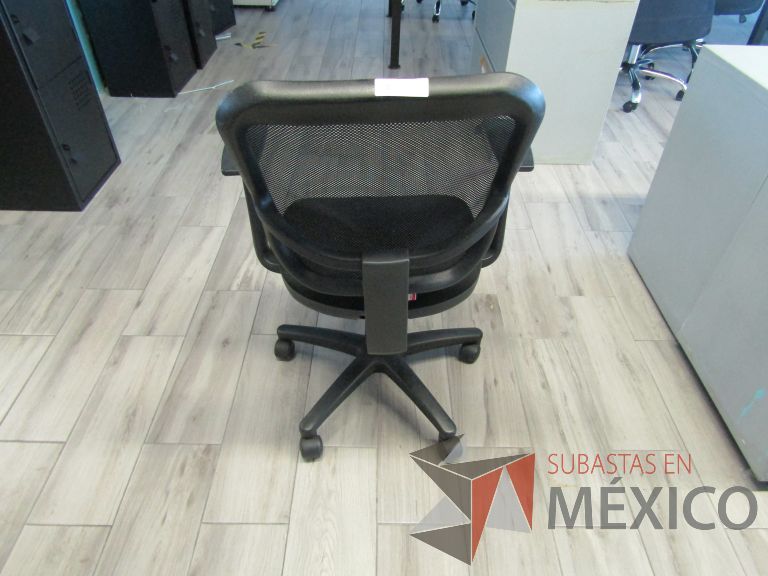Lote 180 - Silla ejecutiva con ruedas, descansabrazos, respaldo en malla y asiento en tela color negro - Imagen 3