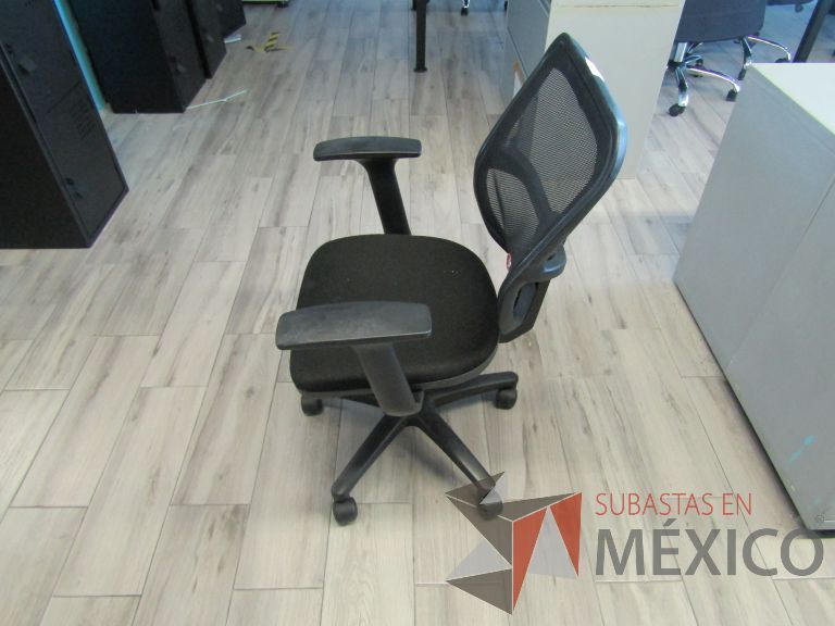 Lote 180 - Silla ejecutiva con ruedas, descansabrazos, respaldo en malla y asiento en tela color negro - Imagen 4