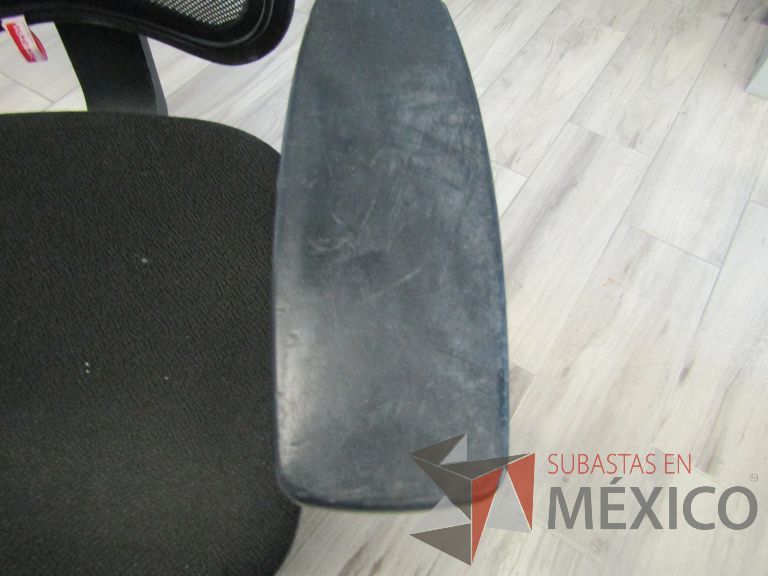 Lote 180 - Silla ejecutiva con ruedas, descansabrazos, respaldo en malla y asiento en tela color negro - Imagen 6