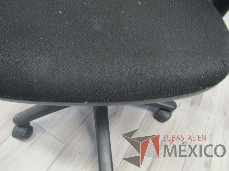 Lote 180 - Silla ejecutiva con ruedas, descansabrazos, respaldo en malla y asiento en tela color negro - Imagen 7