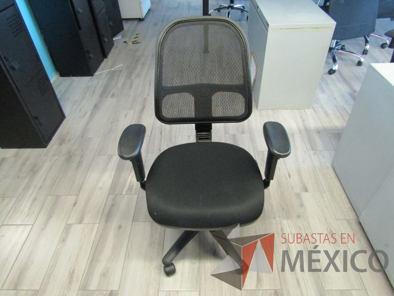 Lote 181 - Silla ejecutiva con ruedas, descansabrazos, respaldo en malla y asiento en tela color negro