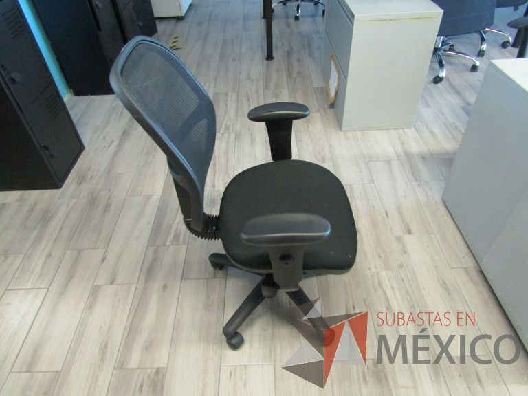 Lote 181 - Silla ejecutiva con ruedas, descansabrazos, respaldo en malla y asiento en tela color negro - Imagen 2