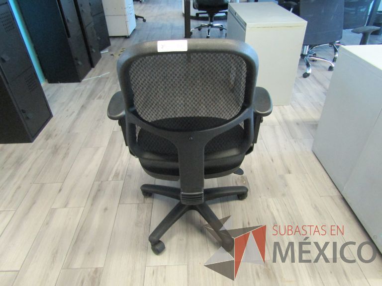 Lote 181 - Silla ejecutiva con ruedas, descansabrazos, respaldo en malla y asiento en tela color negro - Imagen 3