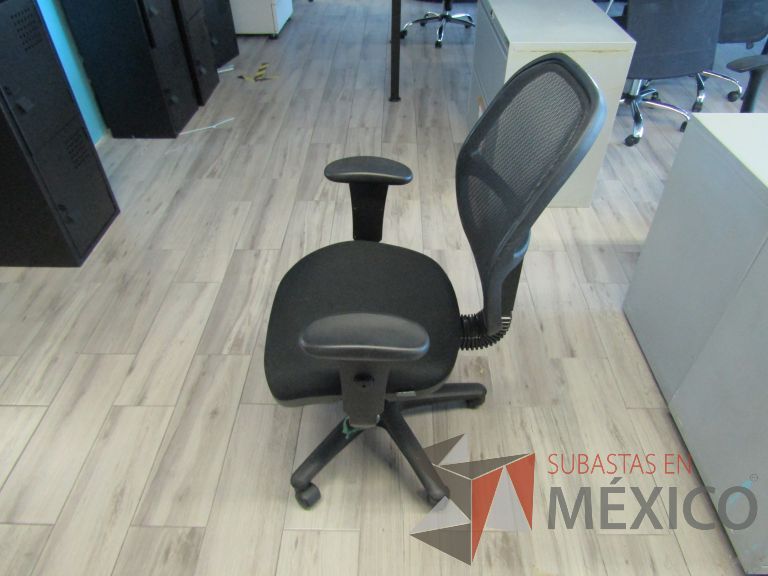 Lote 181 - Silla ejecutiva con ruedas, descansabrazos, respaldo en malla y asiento en tela color negro - Imagen 4