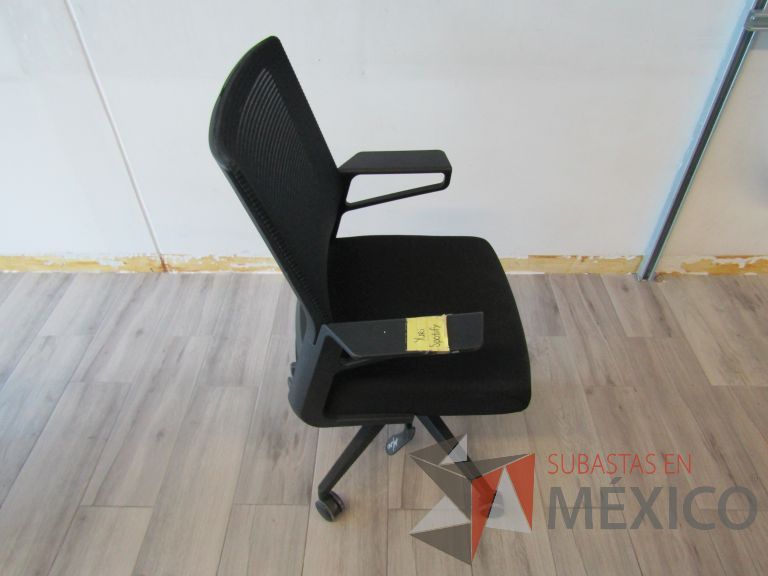 Lote 182 - Silla ejecutiva con ruedas, descansabrazos, respaldo en malla y asiento en tela color negro - Imagen 2