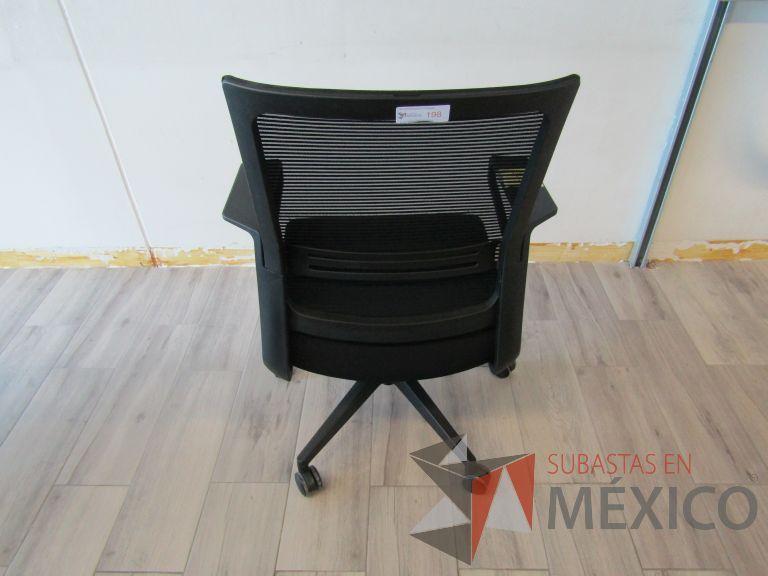 Lote 182 - Silla ejecutiva con ruedas, descansabrazos, respaldo en malla y asiento en tela color negro - Imagen 3