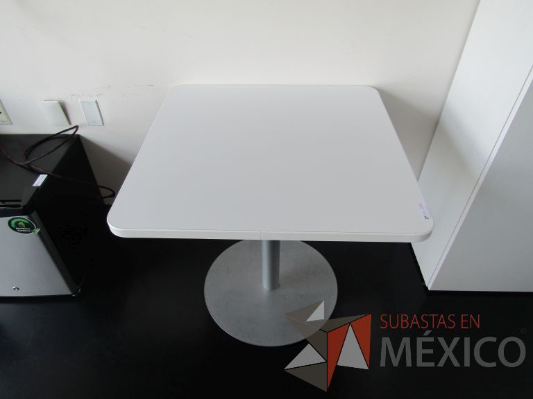 Lote 187 - Mesa cuadrada, base metálica cubierta color beige - Imagen 2