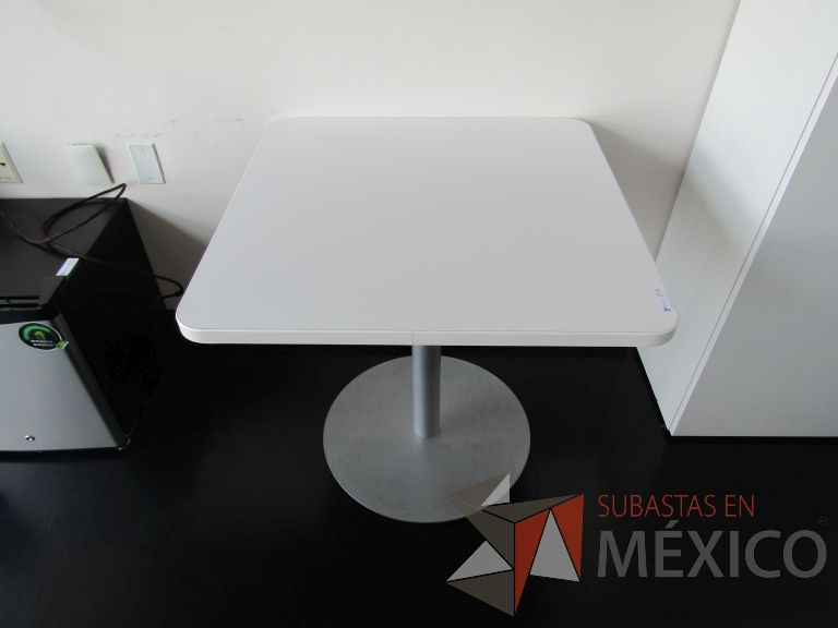 Lote 187 - Mesa cuadrada, base metálica cubierta color beige