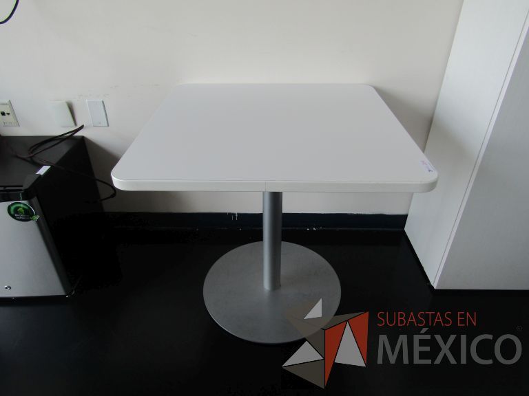 Lote 187 - Mesa cuadrada, base metálica cubierta color beige - Imagen 3