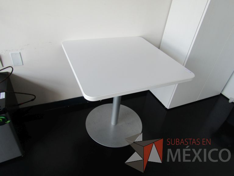 Lote 187 - Mesa cuadrada, base metálica cubierta color beige - Imagen 4