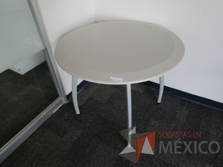 Lote 210 - Mesa circular, patas metálicas y cubierta color beige - Imagen 2