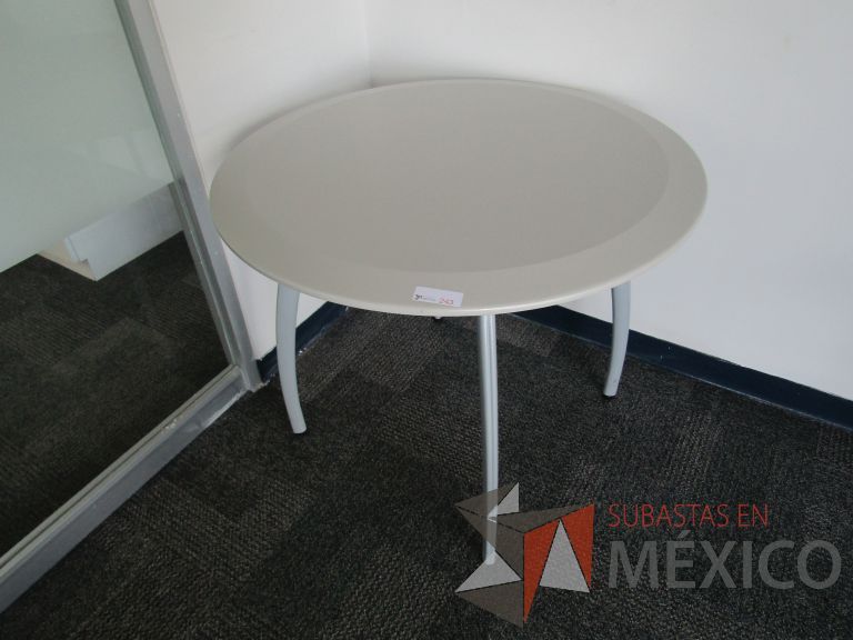 Lote 210 - Mesa circular, patas metálicas y cubierta color beige - Imagen 3