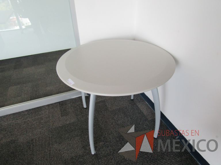 Lote 210 - Mesa circular, patas metálicas y cubierta color beige - Imagen 4