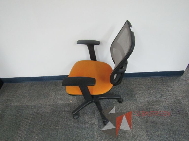 Lote 222 - Silla ejecutiva con ruedas, respaldo en malla y asiento en tela color naranja - Imagen 4