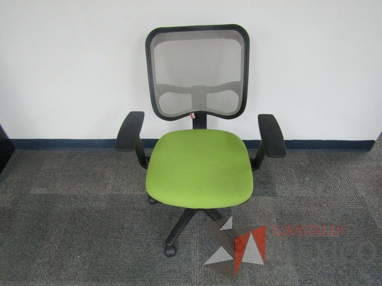 Lote 223 - Silla ejecutiva con ruedas, respaldo en malla y asiento en tela color verde