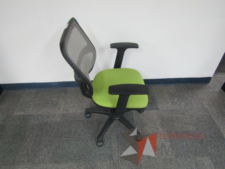 Lote 223 - Silla ejecutiva con ruedas, respaldo en malla y asiento en tela color verde - Imagen 3