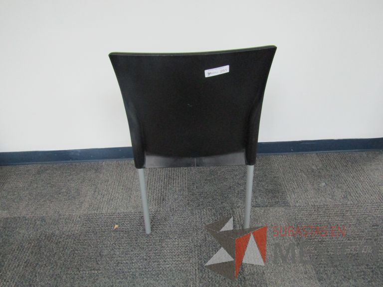 Lote 673 - 2 Sillas fijas, asiento y respaldo en plástico color negro - Imagen 4
