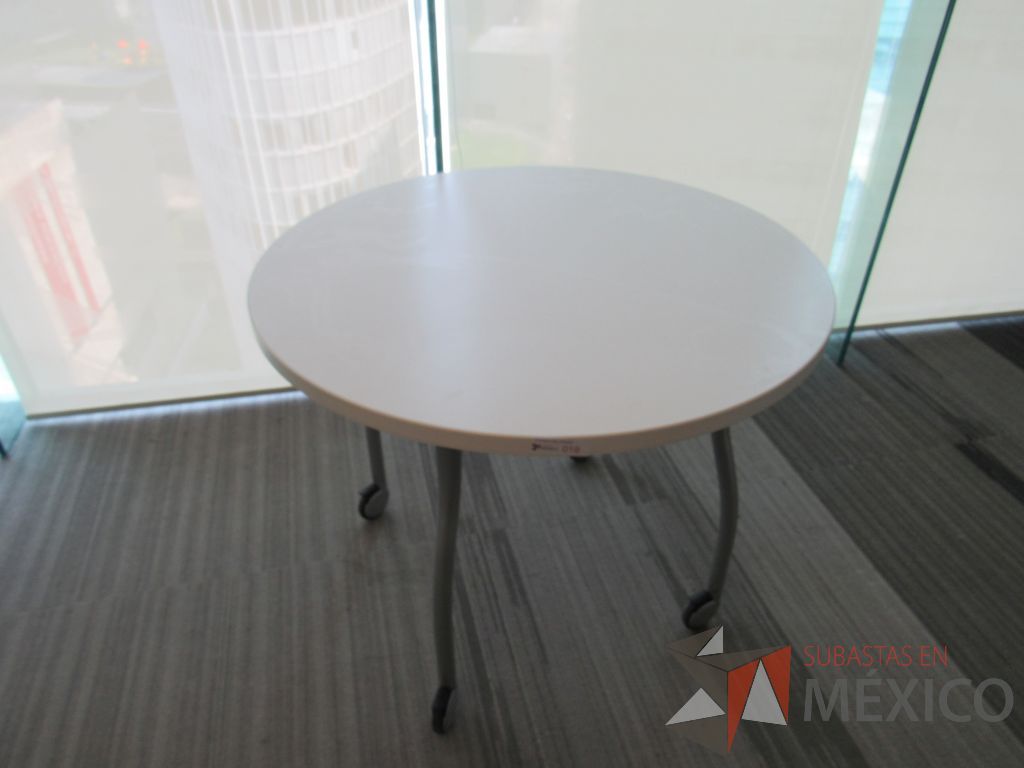 Lote 070 - 2 Mesas de trabajo circulares color blanco con 4 patas metálicas con ruedas - Imagen 2
