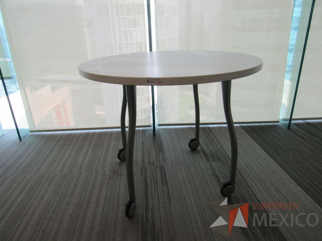 Lote 070 - 2 Mesas de trabajo circulares color blanco con 4 patas metálicas con ruedas - Imagen 3