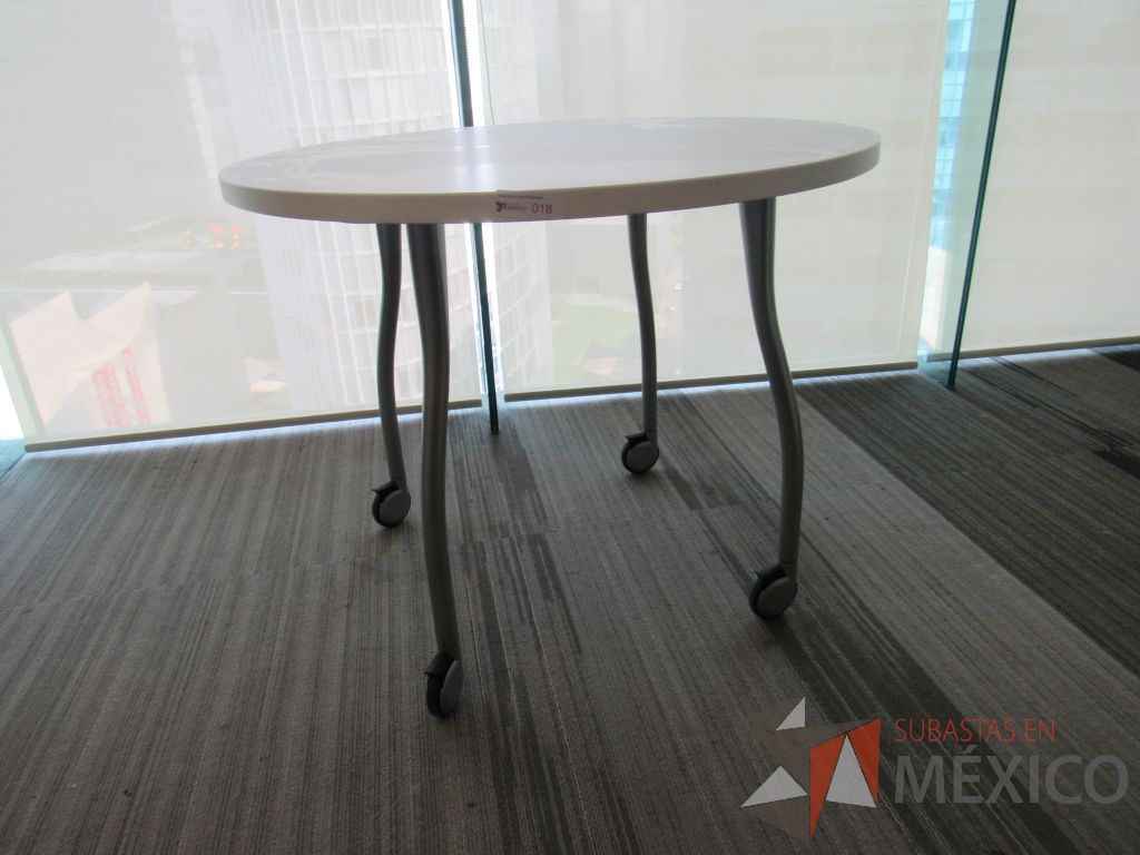 Lote 070 - 2 Mesas de trabajo circulares color blanco con 4 patas metálicas con ruedas - Imagen 4