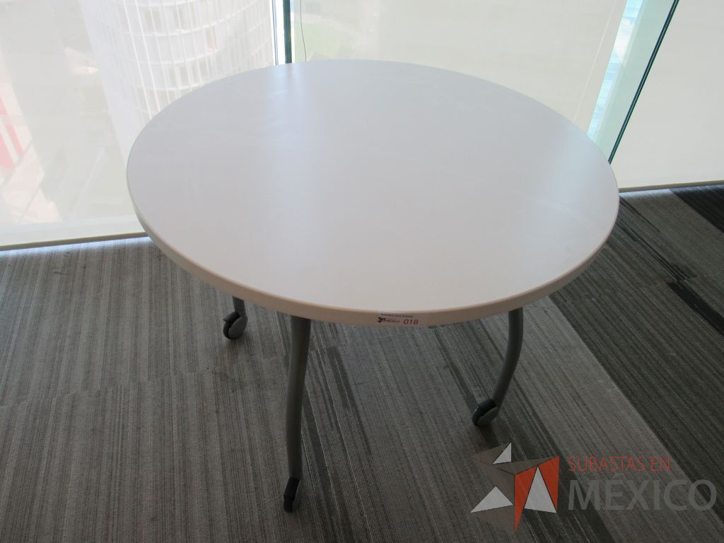 Lote 070 - 2 Mesas de trabajo circulares color blanco con 4 patas metálicas con ruedas - Imagen 5