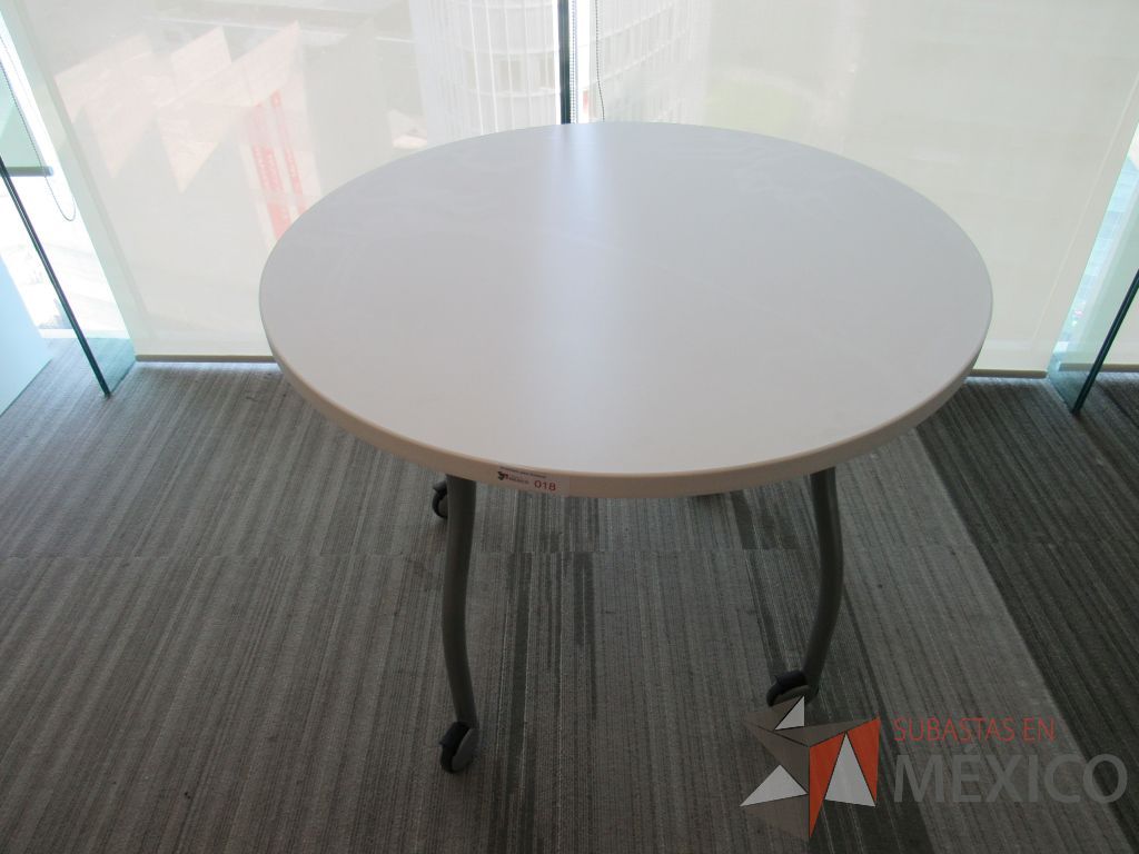 Lote 070 - 2 Mesas de trabajo circulares color blanco con 4 patas metálicas con ruedas - Imagen 6