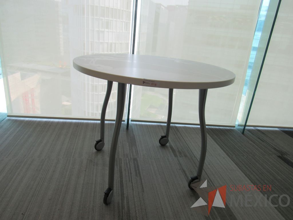 Lote 070 - 2 Mesas de trabajo circulares color blanco con 4 patas metálicas con ruedas - Imagen 7
