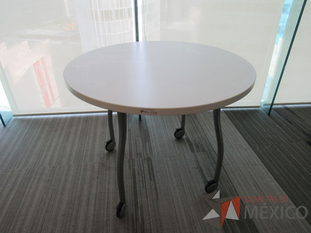 Lote 070 - 2 Mesas de trabajo circulares color blanco con 4 patas metálicas con ruedas