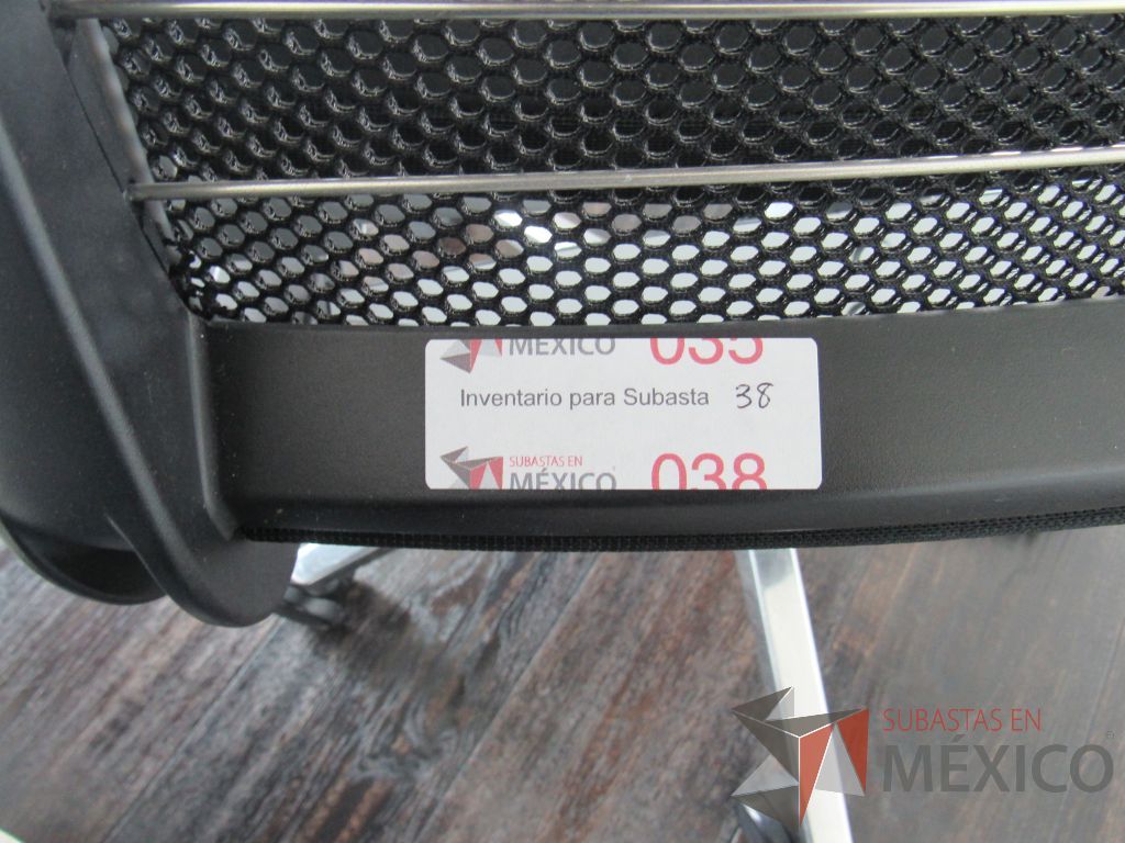 Lote 080 - Silla operativa con ruedas, descansabrazos, asiento tipo piel y respaldo en malla color negro - Imagen 2