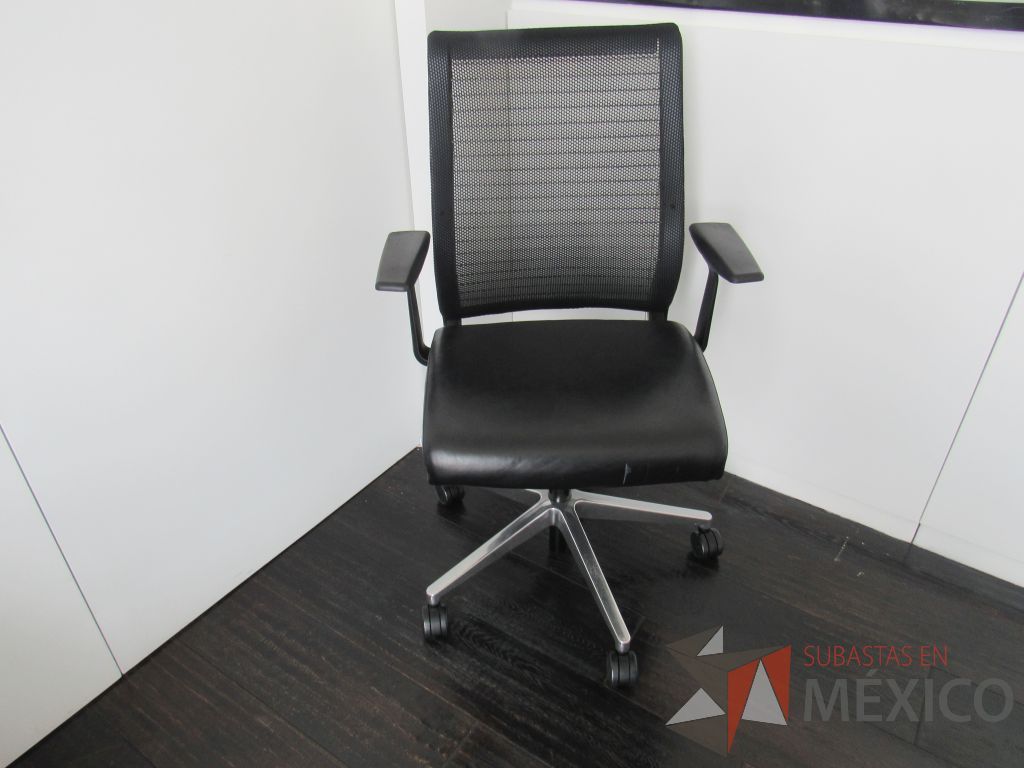 Lote 080 - Silla operativa con ruedas, descansabrazos, asiento tipo piel y respaldo en malla color negro