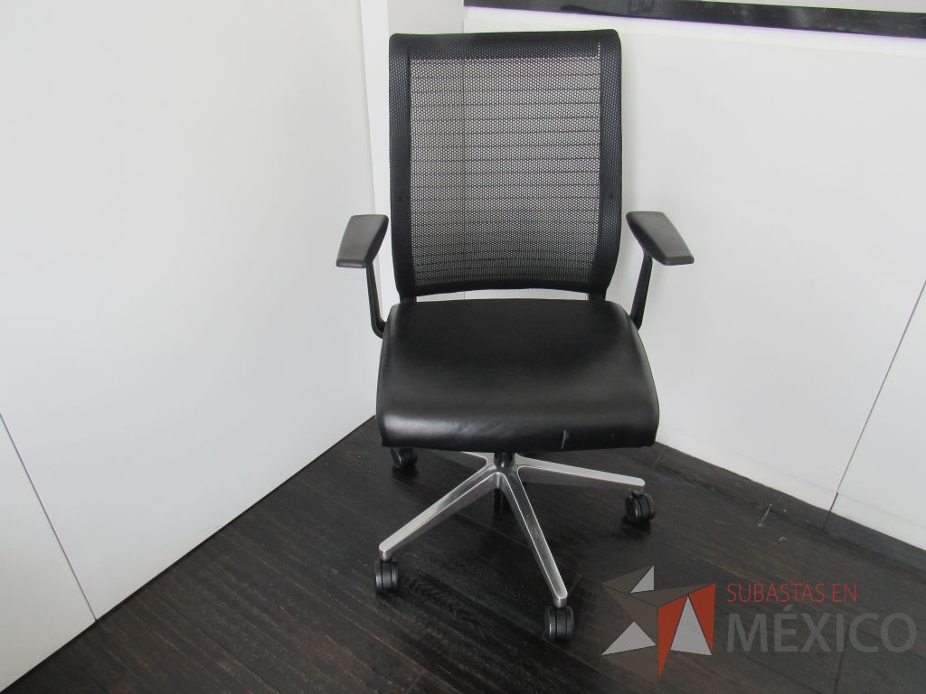 Lote 080 - Silla operativa con ruedas, descansabrazos, asiento tipo piel y respaldo en malla color negro - Imagen 4
