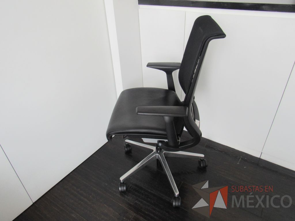 Lote 080 - Silla operativa con ruedas, descansabrazos, asiento tipo piel y respaldo en malla color negro - Imagen 5