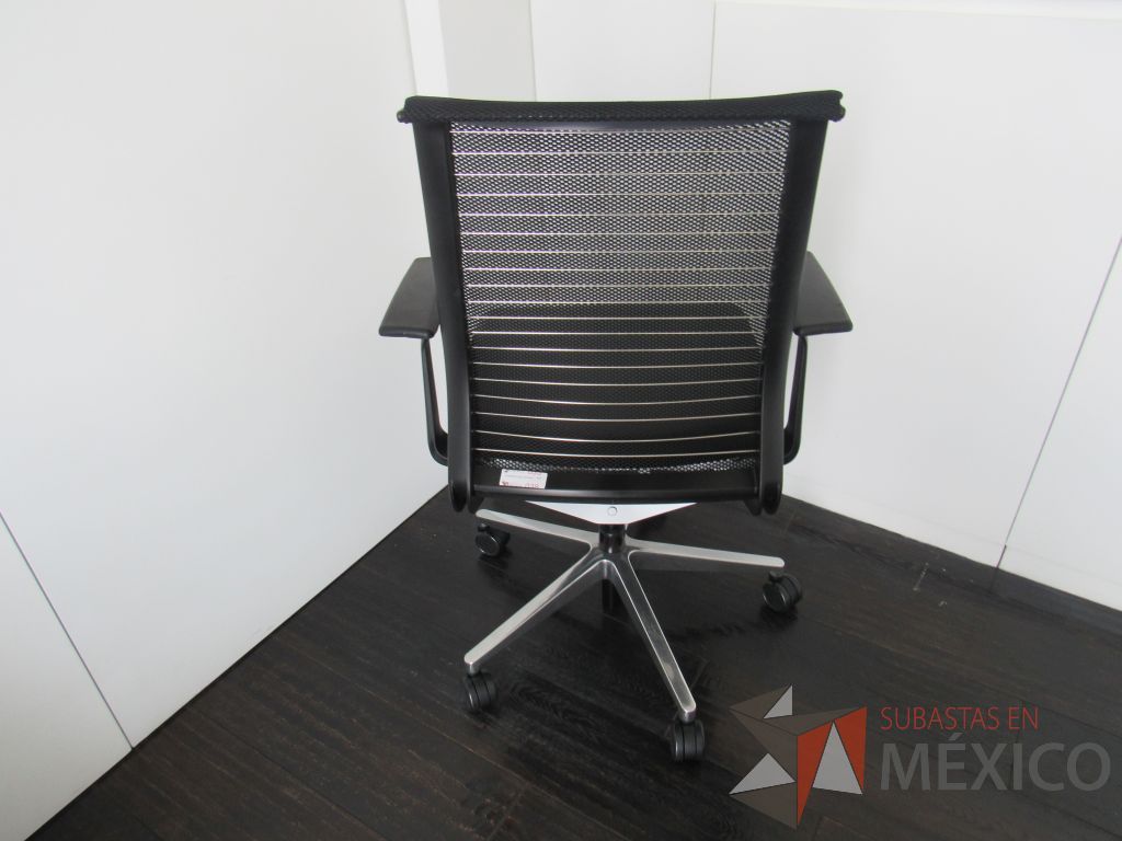 Lote 080 - Silla operativa con ruedas, descansabrazos, asiento tipo piel y respaldo en malla color negro - Imagen 7