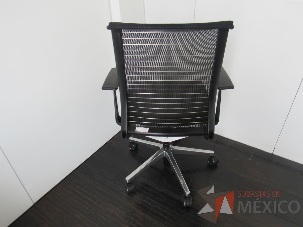Lote 080 - Silla operativa con ruedas, descansabrazos, asiento tipo piel y respaldo en malla color negro - Imagen 8