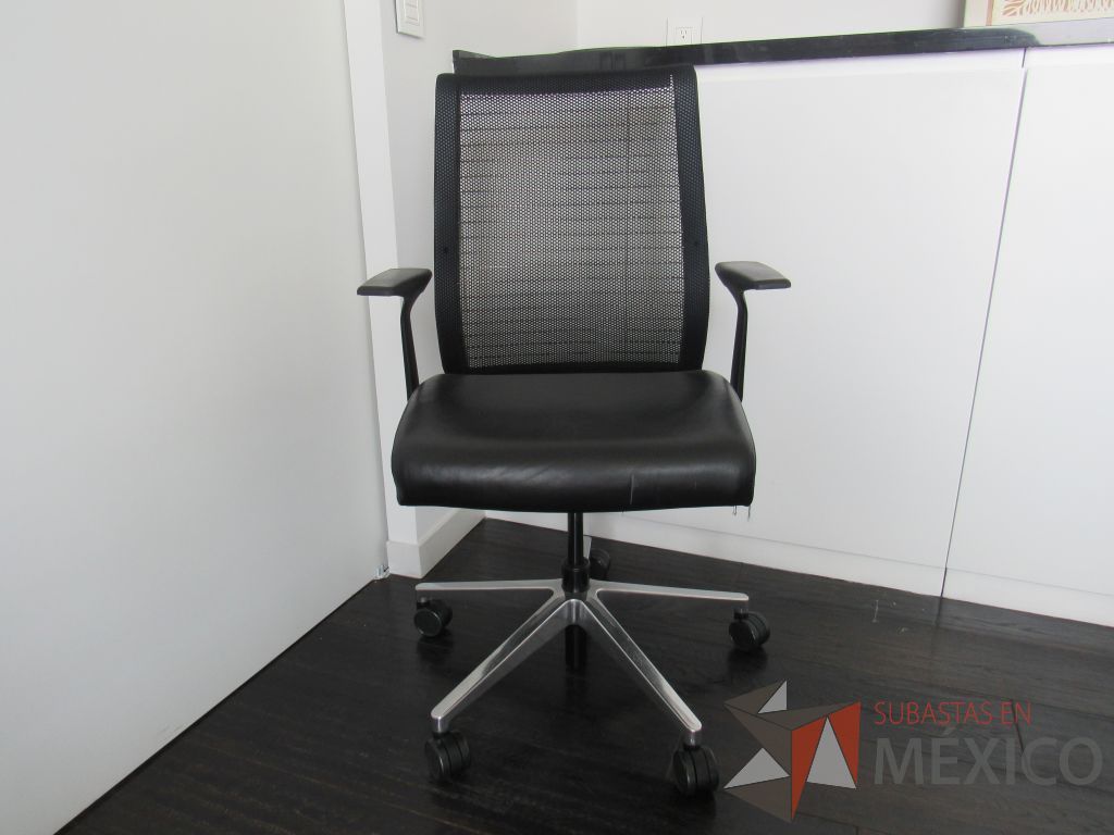 Lote 080 - Silla operativa con ruedas, descansabrazos, asiento tipo piel y respaldo en malla color negro - Imagen 10