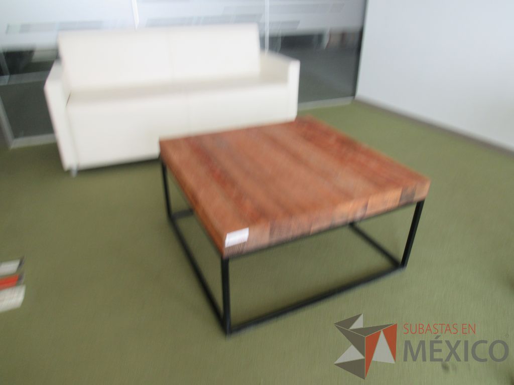 Lote 091 - Mesa de apoyo cuadrada con base metálica y cubierta de madera - Imagen 6