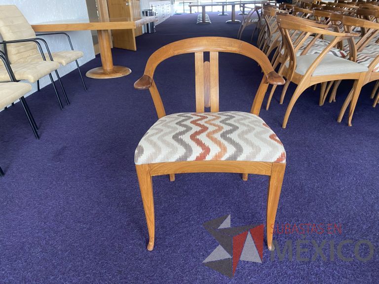 Lote 092 - 10 Sillas fijas, asiento en tela de colores