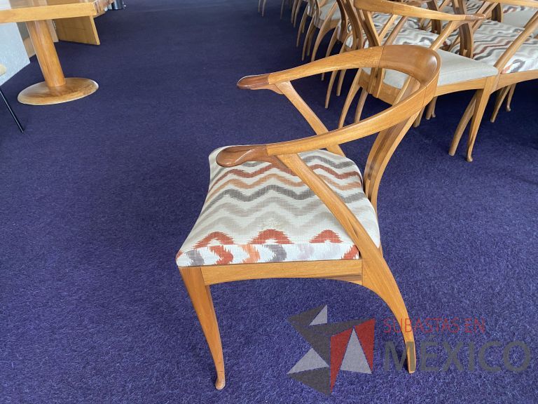 Lote 092 - 10 Sillas fijas, asiento en tela de colores - Imagen 2