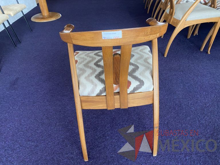 Lote 092 - 10 Sillas fijas, asiento en tela de colores - Imagen 3