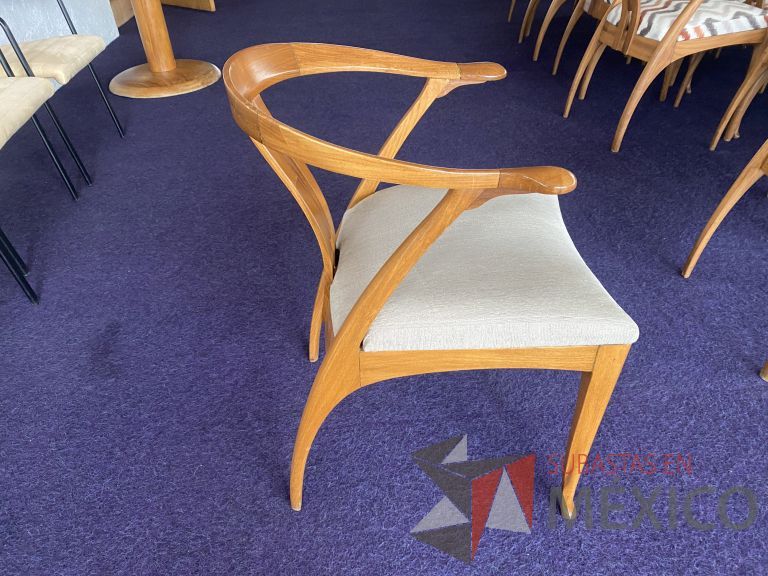 Lote 082 - 10 Sillas fijas, asiento en tela color beige - Imagen 2