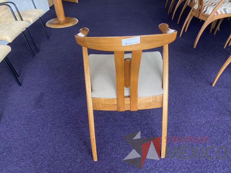 Lote 082 - 10 Sillas fijas, asiento en tela color beige - Imagen 3