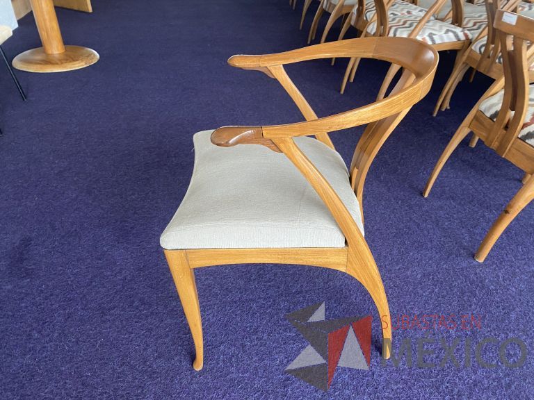 Lote 082 - 10 Sillas fijas, asiento en tela color beige - Imagen 4
