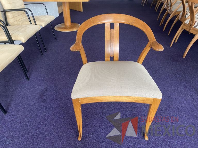 Lote 082 - 10 Sillas fijas, asiento en tela color beige