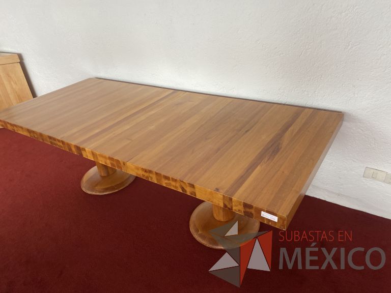Lote 050 - 3 Mesas rectangulares con 2 bases de madera, 3 Mesas redondas de madera, etc...