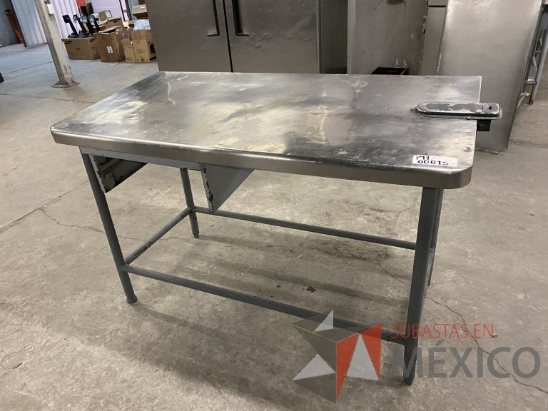 Lote 037 - Mesa de trabajo con cubierta de acero inoxidable y base metálica