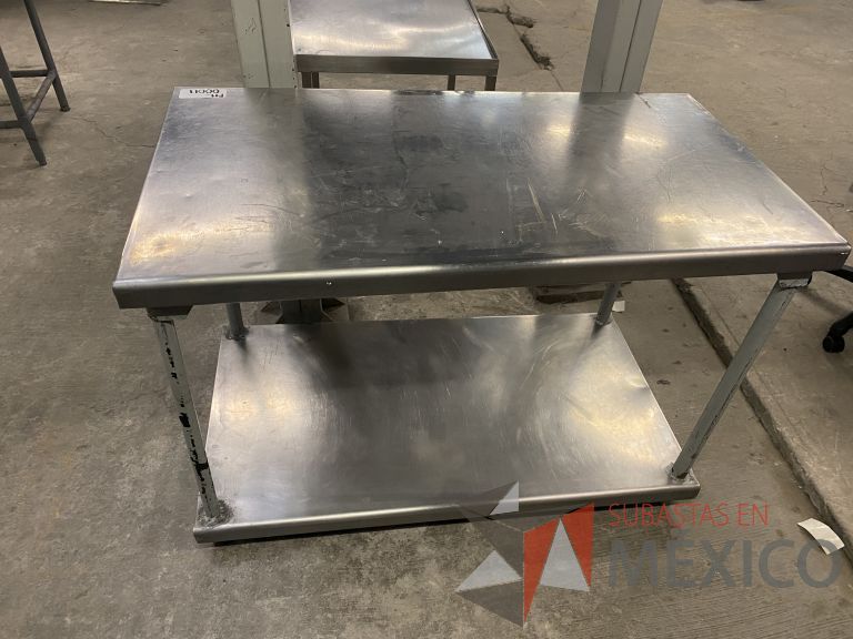 Lote 039 - Mesa de trabajo con cubiertas de acero inoxidable y bases metálicas - Imagen 4
