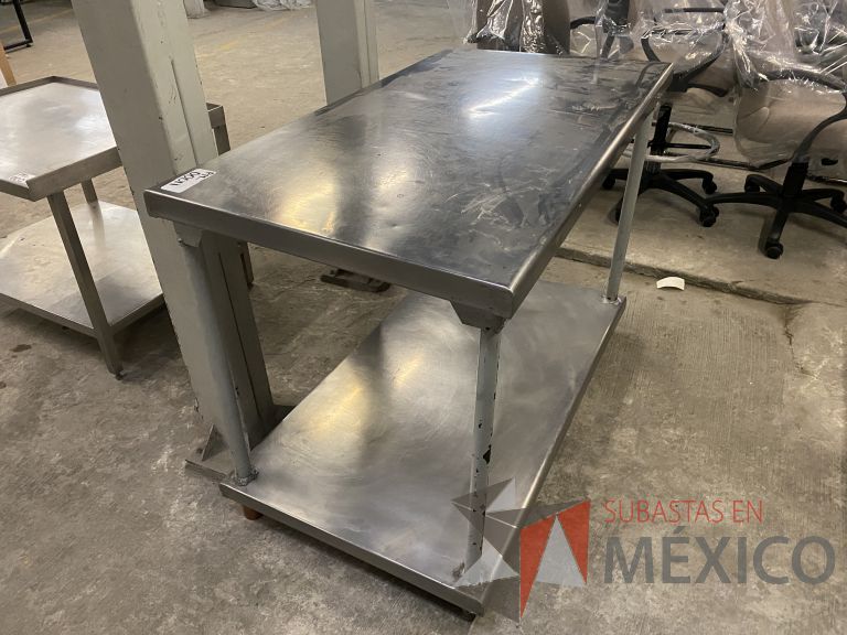 Lote 039 - Mesa de trabajo con cubiertas de acero inoxidable y bases metálicas - Imagen 5