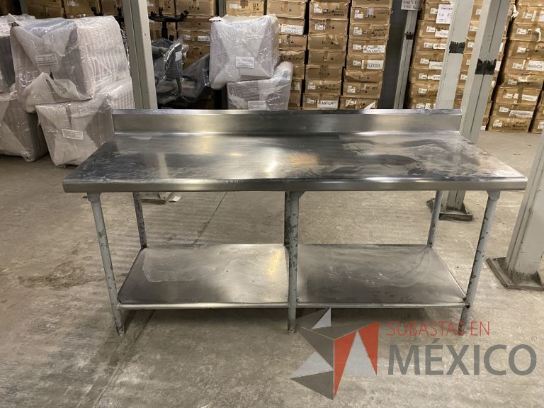 Lote 036 - Mesa de trabajo con cubierta de acero inoxidable y base metálica