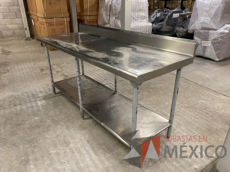 Lote 036 - Mesa de trabajo con cubierta de acero inoxidable y base metálica - Imagen 4