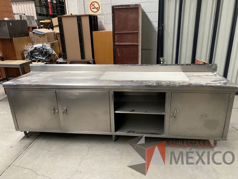 Lote 030 - Mesa de trabajo con 3 puertas y 1 entrepaño de acero inoxidable - Imagen 2